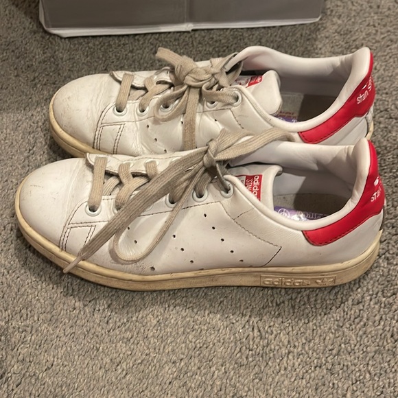White Adidas Stan Smith with red back - Picture 2 of 4